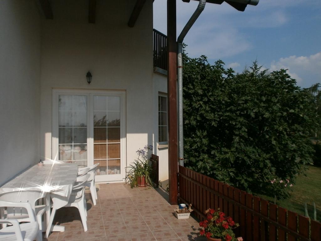 Feher Rozsa Apartman Cserszegtomaj Bilik gambar