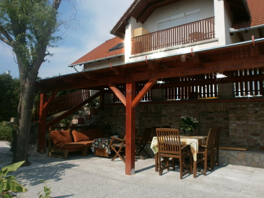 Feher Rozsa Apartman Cserszegtomaj Bilik gambar